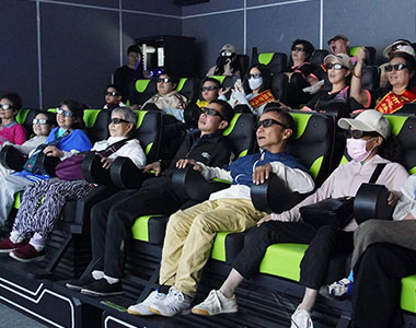 What are the main differences between 5D cinema and VR cinema?